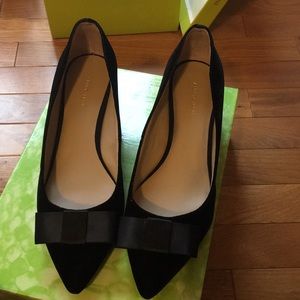 Women low heel black velvet shoe in great condition